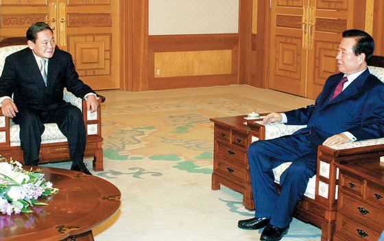 김대중 대통령이 2001년 청와대에서 이건희 삼성회장과 간담하고 있다. [중앙포토]