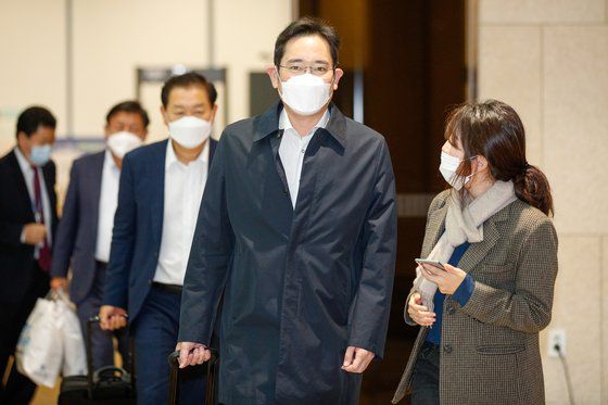 이재용 삼성전자 부회장은 최근 2년만에 베트남을 찾아 응우옌 쑤언 푹 총리와 면담한 뒤 스마트폰, TV, 디스플레이 등 주요 사업 현황을 점검했다. [뉴스1]