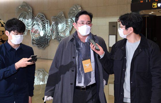 유럽 출장을 마친 이재용 삼성전자 부회장이 14일 오전 서울 강서구 김포 비즈니스 항공센터를 통해 귀국하고 있다. 공항사진기자단