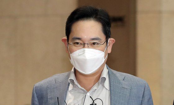 이재용 삼성전자 부회장이 지난 19일 서울 강서구 김포비즈니스항공센터에서 출국하고 있다. 뉴스1