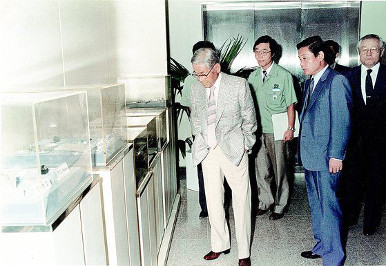 87년 7월 당시 이병철 삼성 회장이 이건희 부회장과 함께 삼성종합기술원을 방문해 첨단 기술 개발현황 등을 둘러보고 있다.