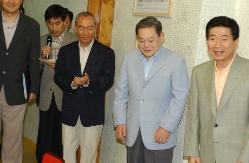 2005년 노무현 대통령 방미ㆍ방일 수행 경제계 인사 초청 오찬. 오른쪽부터 노무현 전 대통령, 이건희 삼성 회장, 손길승 당시 전경련 회장. 중앙포토