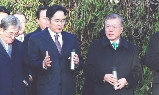 문재인 대통령이 지난해 1월 청와대에서 이재용 삼성전자 부회장과 대화하고 있다. 문 대통령은 그 자리에서 반도체 시장 상황에 대해 직접 질문을 하며 화제가 됐다. 청와대 사진기자단