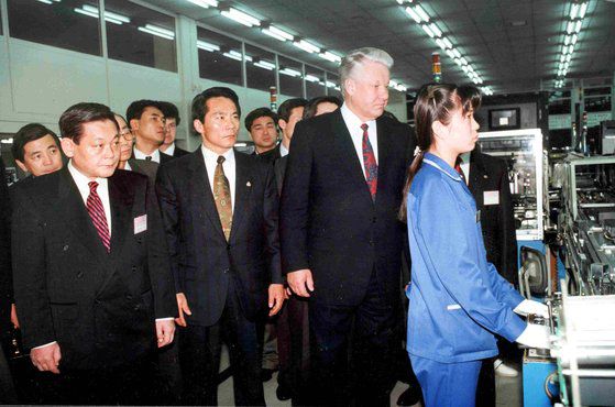 이건희 당시 삼성그룹 회장이 1992년 11월 방한한 보리스 옐친 러시아 대통령과 함께 수원 삼성전자 VCR생산라인을 둘러보고 있다. 사진 중앙포토