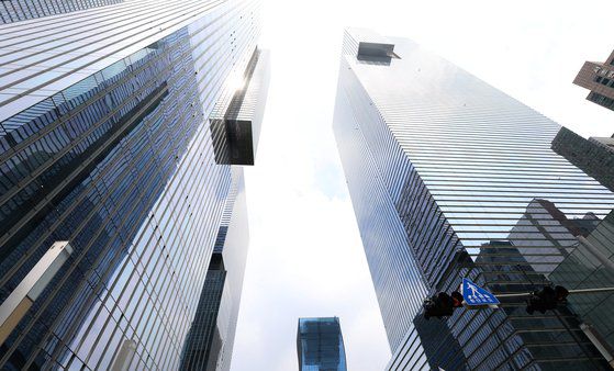 서울 서초구 삼성전전자 사옥. 25일 이건희 회장의 별세로 삼성그룹 지배구조 개편이 급물살을 타게 됐다. 뉴스1