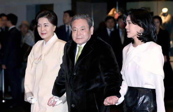 신라호텔에서 열린 삼성 신년만찬회에 참석 중인 (왼쪽부터) 홍라희 여사와 이건희 회장, 이부진 호텔신라 사장. [중앙포토]