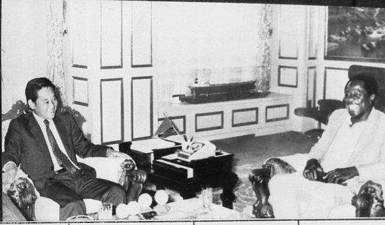 삼성 구단주 시절 홈런왕 행크 애런을 만난 이건희 회장.