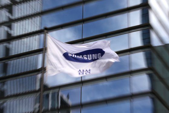 이건희 삼성그룹 회장이 25일 서울 일원동 서울삼성병원에서 별세했다. 이날 서울 서초구 삼성전자 서초사옥에 사기가 바람에 휘날리고 있다. 뉴스1