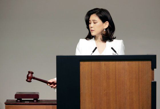 이부진 호텔신라 사장이 올 3월 서울 중구 삼성전자 장충사옥에서 열린 제47기 정기 주주총회에서 의사봉을 두드리며 총회 성립 선언을 하고 있다. [사진 호텔신라]