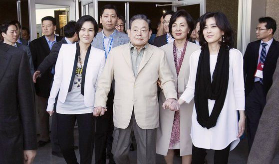 2012년 미국 라스베이거스에서 열린 ‘소비자가전전시회(CES)’를 참관한 이건희 회장(가운데). 왼쪽부터 이서현 제일모직 부사장, 이 회장, 홍라희 리움 미술관장, 이부진 호텔신라 사장. 홍 관장 왼쪽 뒤에 이재용 삼성전자 사장이 보인다. 사진 로이터=연합뉴스