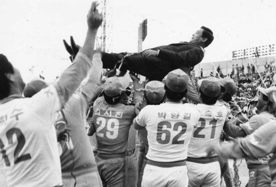 1985년 프로야구 우승을 차지한 삼성 라이온즈 선수들이 시상식이 끝난후 이건희 구단주를 헹가래치며 승리의 기쁨을 나누고 있다. [중앙포토]