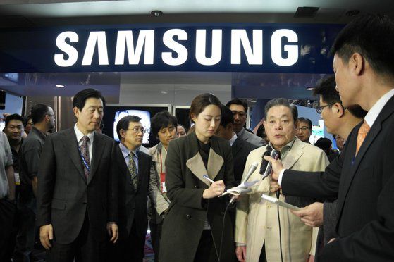 이건희 삼성 회장이 CES 2012에 참관했을 당시 모습