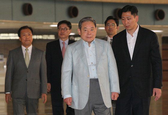 지난 2011년 6월 삼성전자 이건희 회장이 일본 방문을 위해 김포공항 출국장을 이동하고 있다. [연합뉴스]