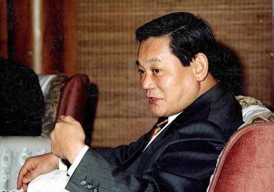 삼성계열사 사장단회의에서 21세기에 대비해 기술개발과 인재양성을 강조하고 있는 이건희 삼성전자 회장. (1993년)