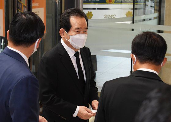 정세균 국무총리가 26일 오후 고 이건희 삼성그룹 회장 빈소가 마련된 서울 강남구 삼성서울병원 장례식장에 들어서고 있다. 그는 ’이건희 회장이 장애인체육회 회장을 하셨는데, 오래전 얘기지만 그때 저는 장애인사격연맹 회장을 했다. 그때 뵌 적이 있다“고 회고했다. [뉴스1]