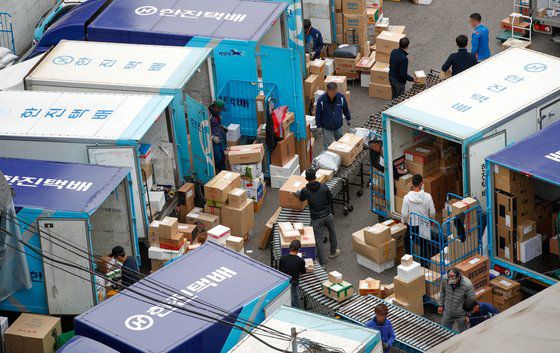 서울시내 택배물류센터에서 기사들이 택배를 차에 싣고 있다. 뉴스1