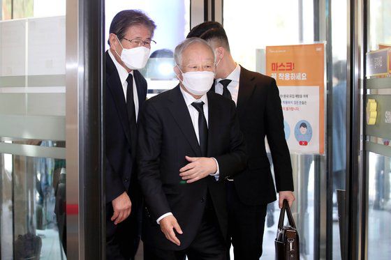 (서울=뉴스1) 사진공동취재단 = 손경식 한국경영자총협회 회장이 26일 오후 고 이건희 삼성그룹 회장 빈소가 마련된 서울 강남구 삼성서울병원 장례식장으로 들어서고 있다. 뉴스1