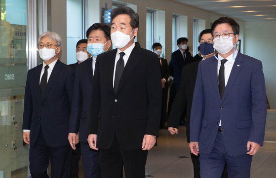 이낙연 더불어민주당 대표와 민주당 지도부가 26일 오전 서울 강남구 서울삼성병원 장례식장에 마련된 고(故) 이건희 삼성그룹 회장 빈소에서 조문을 마치고 나가고 있다. 이 대표는 ’고인과 추억이 있느냐“는 기자들의 질문에 ’개인적으로 가까운 거리에서 뵌 적은 없다“고 했다. [뉴스1]