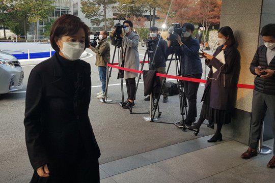 박영선 중소벤처기업부 장관이 27일 고 이건희 회장 조문을 위해 서울삼성병원 장례식장에 들어서고 있다. [사진 공동취재단]