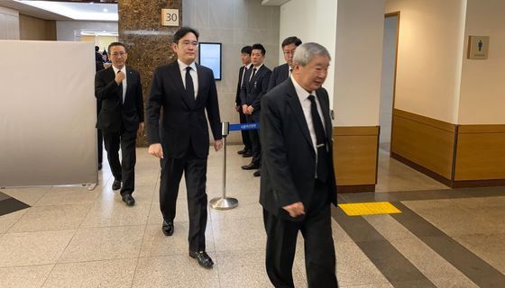 지난해 12월 고 구자경 LG 명예회장 별세 당시 조문을 온 이재용(가운데) 삼성전자 부회장을 상주인 구본능(오른쪽) 희성 회장이 앞장 서 배웅하고 있다. 김영민 기자