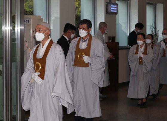 원불교 최고지도자인 전산 김주원 종법사(왼쪽)가 27일 고 이건희 삼성그룹 회장의 빈소가 마련된 서울 강남구 서울삼성병원 장례식장에서 조문을 마친 뒤 이동하고 있다.[사진공동취재단]