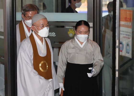 원불교 최고지도자인 전산 김주원 종법사가 27일 고 이건희 삼성그룹 회장의 빈소가 마련된 서울 강남구 삼성서울병원 장례식장에 들어서고 있다. [사진공동취재단]