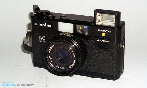 삼성정밀이 1979년 일본 미놀타와 제휴해 만든 하이매틱 S 자동 카메라. 미놀타 로고와 함께 당시 삼성 로고가 붙어 있다. 사진 삼성전자뉴스룸