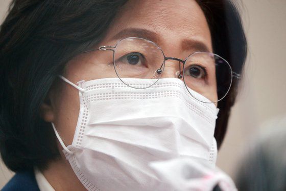 추미애 법무부 장관이 26일 오후 서울 여의도 국회에서 열린 법제사법위원회의 법무부, 대법원, 감사원, 헌법재판소, 법제처 종합감사에서 질의에 답하고 있다. 오종택 기자