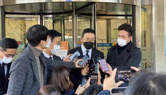 구광모 LG 대표가 27일 오전 서울삼성병원 장례식장에 차려진 고 이건희 회장 빈소를 찾아 조문한 뒤 취재진 질문을 받고 있다. 김영민 기자