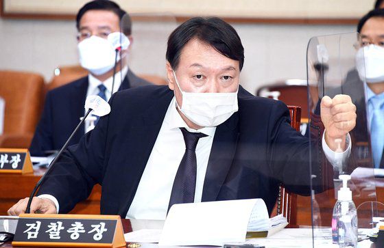 윤석열 검찰총장이 22일 국회에서 열린 법제사법위원회 대검찰청 국정감사에서 질의에 답변하고 있다. 오종택 기자