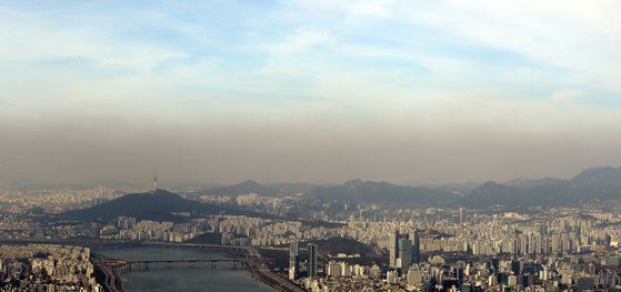 25일 오전 서울 송파구 롯데월드타워 전망대 서울스카이에서 바라본 하늘과 도심사이에 미세먼지 띠가 보이고 있다. 뉴시스