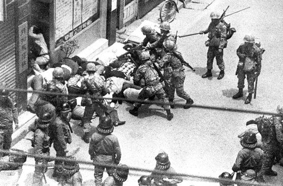 5.18 민주화운동 당시 군부에 의해 진압당하는 시위대의 모습. [중앙포토]