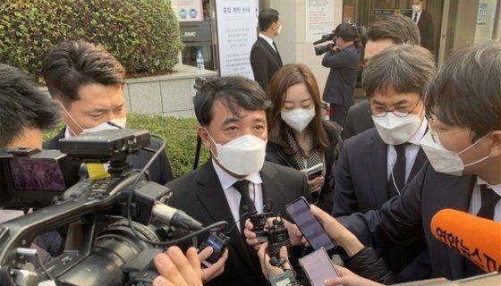 김택진 NC소프트 대표가 고 이건희 회장 빈소를 찾은 뒤 취재진 질문에 답하고 있다. [사진 공동취재단]