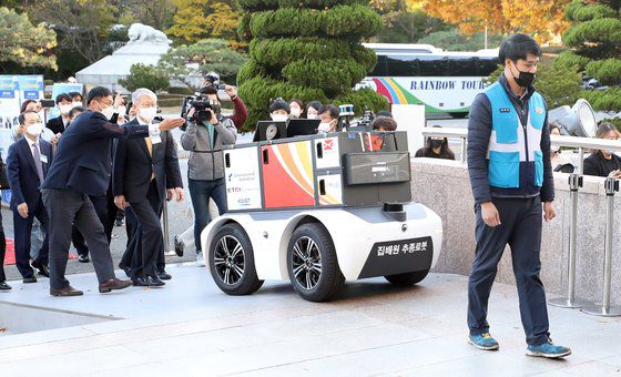 집배원 추종로봇 시연 장면. 뉴스1.