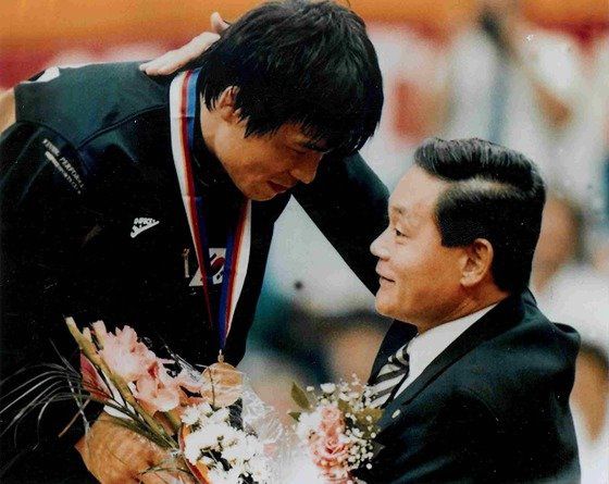 이건희 삼성그룹회장이 한국레슬링 협회장 자격으로 서울올림픽 레슬링 금메달리스트 김영남선수에게 시상하고 있다. (1988년) 중앙포토