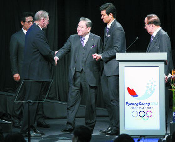 2011년 7월 6일 남아공 더반에서 열린 국제올림픽위원회(IOC) 총회에 참석한 이건희 삼성회장이 평창 유치위 프리젠테이션이 끝난 뒤 자크로게 IOC위원장과 악수를 하고 있다. 연합뉴스