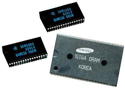 1992년 삼성전자가 세계 최초로 개발한 64메가 D램(왼쪽)과 꿈의 반도체라 불리던 1기가 D램(1996년 개발). [중앙포토]