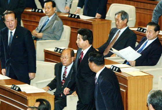 노무현 대통령이 2003년 10월 13일 시정연설을 하기 위해 국회 본회의장에 들어서고 있다. 일부 야당 의원들은 기립하지 않고 노 대통령을 맞았다. 중앙포토