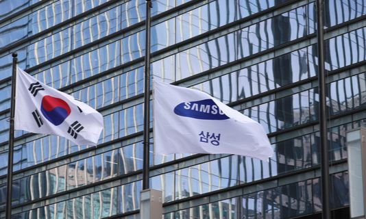 고 이건희 삼성 회장의 발인이 진행된 28일, 조기가 걸린 서울 서초동 삼성사옥. [사진공동취재단]