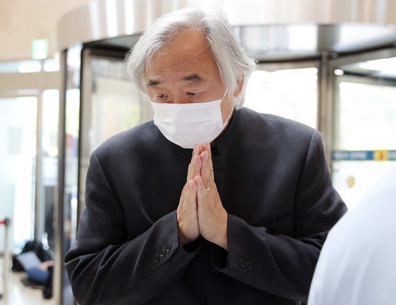 백건우 피아니스트가 27일 오후 고 이건희 삼성그룹 회장의 빈소가 마련된 서울 강남구 삼성서울병원 장례식장에 들어서고 있다. [사진공동취재단]