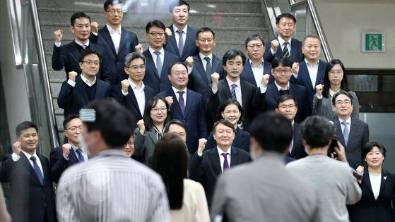 29일 오후 대전고검·대전지검 직원들과 간담회를 마친 윤석열 검찰총장이 기념촬영을 하며 파이팅을 외치고 있다. 뉴스1
