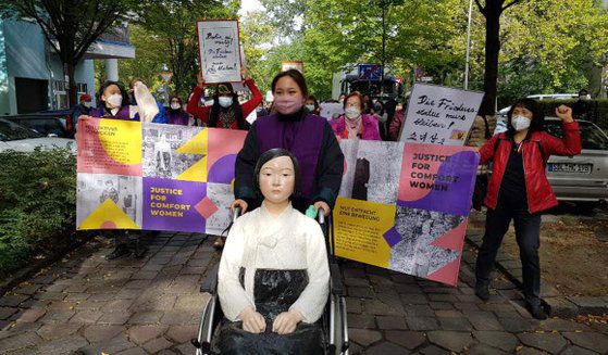 지난 13일 독일 수도 베를린에서 시민들이 거리에 설치된 '평화의 소녀상'에 대한 당국의 철거명령에 대해 항의하며 행진하고 있다. [연합뉴스]