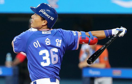 지난 7월 15일 대구삼성라이온즈파크에서 열린 KBO리그 올스타전. 9회초 1사 2루 이승엽이 내야 뜬공을 치고 있다. 연합뉴스