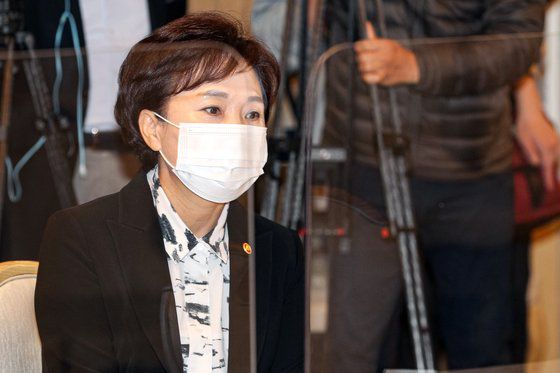 김현미 국토교통부 장관이 28일 오전 서울 종로구 정부서울청사에서 열린 '제9차 부동산시장 점검 관계장관회의'에 참석해 홍남기 경제부총리의 모두발언을 듣고 있다. [뉴스1]