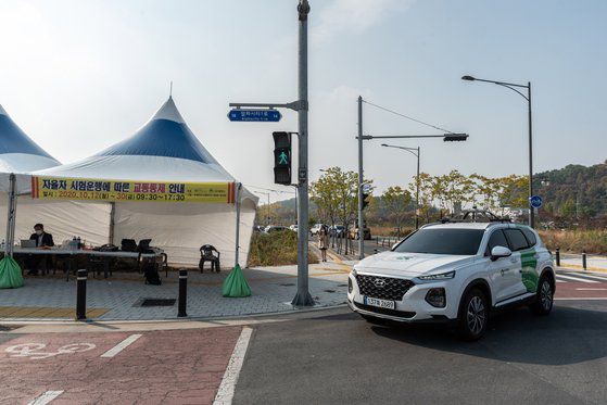 자율주행차가 교차로 우회전 시 보행신호 대기중인 모습(오른쪽) 〈사진제공=도로교통공단〉