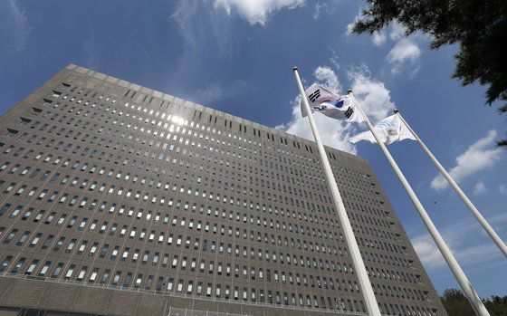 서울 서초구 서울중앙지검 앞에 검찰 깃발이 바람에 펄럭이는 모습. [뉴스1]