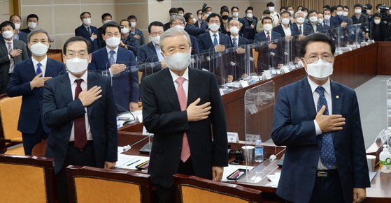 김종인 국민의힘 비상대책위원장(가운데)을 비롯한 국민의힘 관계자, 전북 기초단체장들이 29일 전북 전주시 전북도청 종합상황실에서 열린 정책협의회에 앞서 국민의례를 하고 있다. 뉴시스