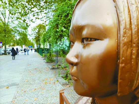 지난달 25일(현지시간) 독일 수도 베를린에 설치된 '평화의 소녀상'에 빗물이 맺혀있다. [연합뉴스]