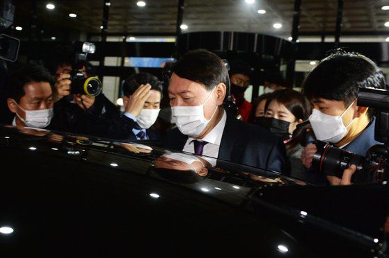 29일 오후 직원과의 간담회를 위해 대전고검·지검을 찾은 윤석열 검찰총장이 간담회를 마친 뒤 차에 오르고 있다. 프리랜서 김성태