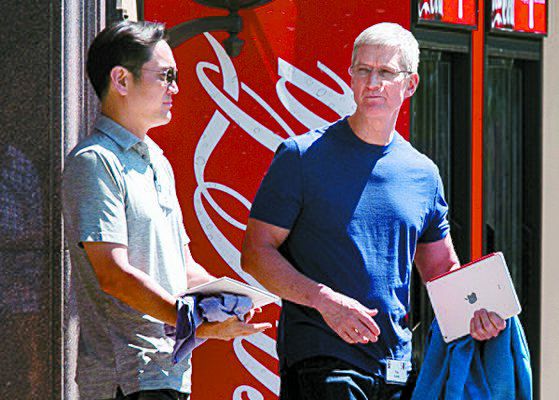 2014년 7월 선밸리 콘퍼런스에서 함께한 이재용 부회장(왼쪽)과 팀 쿡. [중앙포토]